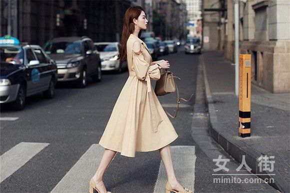 秋季连衣裙这么穿，气场十足又抢眼